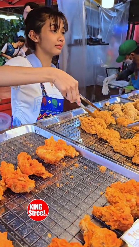 Viral Penjual Ayam Goreng di Pasar Mirip Lisa BLACKPINK, Ini Potretnya