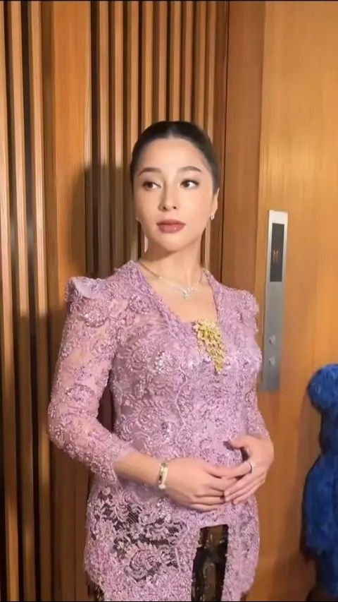 Cantiknya Nikita Willy Tampil Pakai Kebaya, Baby Bump Makin Terlihat