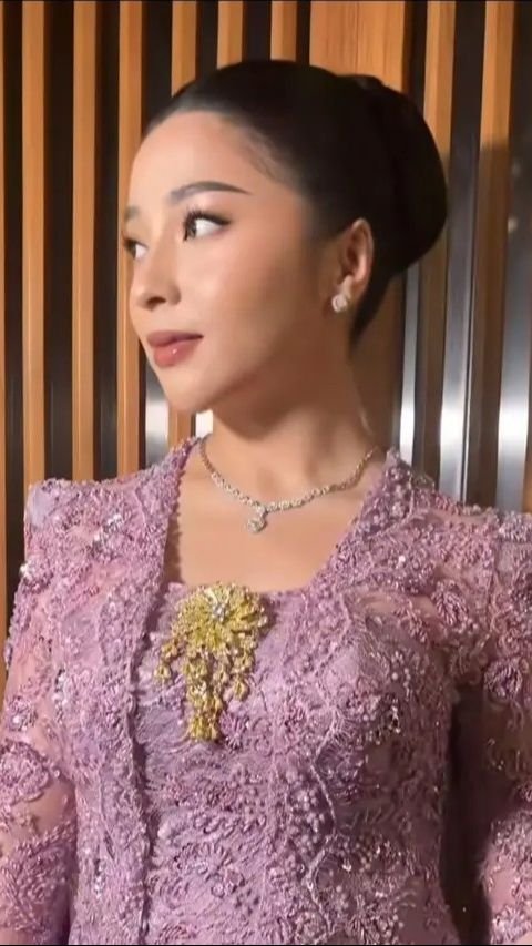 Cantiknya Nikita Willy Tampil Pakai Kebaya, Baby Bump Makin Terlihat