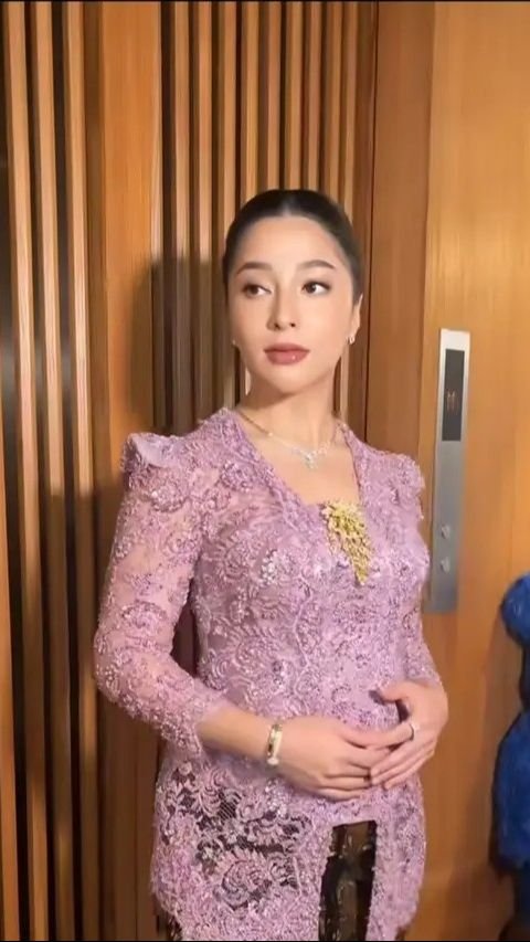 Cantiknya Nikita Willy Tampil Pakai Kebaya, Baby Bump Makin Terlihat