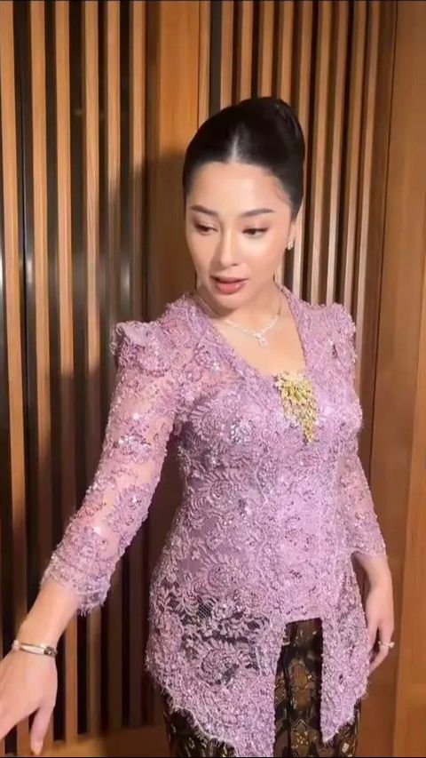 Cantiknya Nikita Willy Tampil Pakai Kebaya, Baby Bump Makin Terlihat