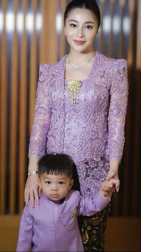 Cantiknya Nikita Willy Tampil Pakai Kebaya, Baby Bump Makin Terlihat