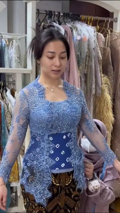 Cantiknya Nikita Willy Tampil Pakai Kebaya, Baby Bump Makin Terlihat