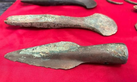 Arkeolog Temukan Harta Karun dari Zaman Perunggu yang Sengaja Dikubur, Ada Gelang sampai Mata Tombak Berusia 3.500 Tahun