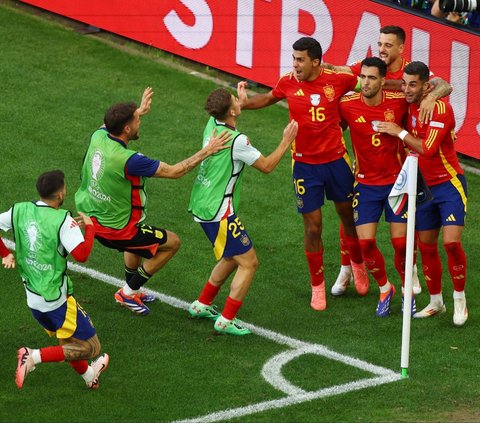 Timnas Spanyol berhasil melangkahkan kakinya ke semifinal Euro 2024 setelah mengalahkan Jerman secara dramatis. Dalam duel yang berlangsung di Stadion Stuttgart Arena, Stuttgart, Jerman, pada Jumat (5/7/2024), Spanyol sukses mengandaskan Jerman dengan skor tipis 2-1. Foto: Reuters