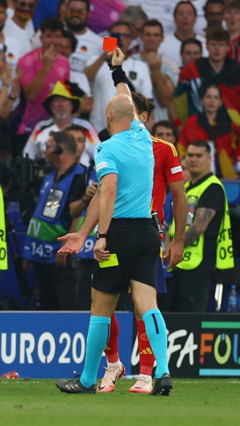 Duel Spanyol vs Jerman berlangsung panas dan banjir kartu. Setidaknya ada 14 kartu kuning dan 1 kartu merah yang dikeluarkan dari saku wasit. Foto: Reuters