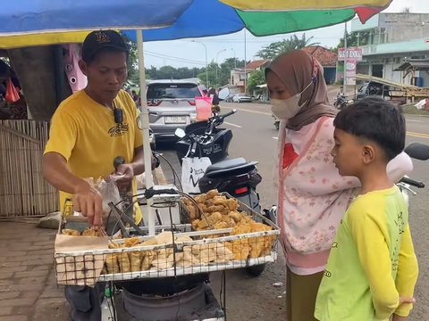 Punya Rumah dari Hasil 24 Tahun Dagang Gorengan Pikulan, Begini Kisah Perjuangan Pak Yono Pria Asal Brebes yang Merantau di Depok