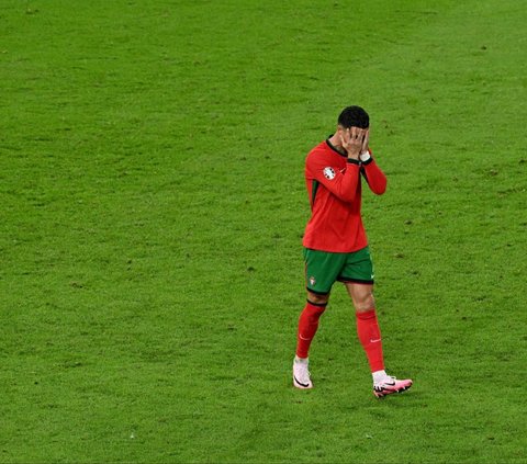 Ekspresi pemain Timnas Portugal, Cristiano Ronaldo seusai laga melawan Prancis dalam babak perempat final Euro 2024 di Stadion Hamburg Volksparkstadion, Hamburg, Jerman, Sabtu (6/7/2024) dini hari WIB. Portugal akhirnya harus tersingkir dari Euro 2024 setelah menelan kekalahan menyakitkan dari Prancis. Foto: REUTERS