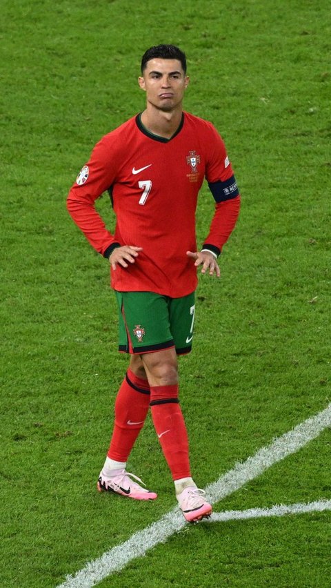 Mengutip Bola.net, Ronaldo tercatat sudah enam kali berpartipasi di pentas Euro. Ia pun menjadi pemain dengan jumlah partisipasi terbanyak. Ronaldo juga memegang rekor sebagai pencetak gol terbanyak (14 gol). Foto: REUTERS<br>