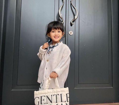 Makin Cantik & Menggemaskan, Potret Terbaru Aisya Putri Kiky Saputri yang Sebentar Lagi Berusia 4 Tahun