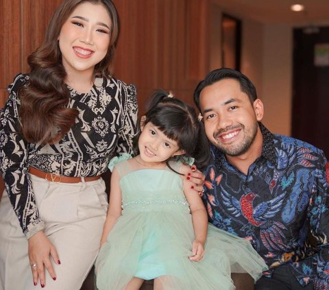 Makin Cantik & Menggemaskan, Potret Terbaru Aisya Putri Kiky Saputri yang Sebentar Lagi Berusia 4 Tahun