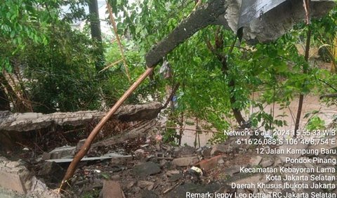 Pihak kelurahan berkoordinasi dengan Suku Dinas Penang-gulangan Kebakaran dan Pe-nyelamatan (Gulkarmat) Jakarta Selatan untuk membantu proses pembersihan lokasi dari puing dan tanah.