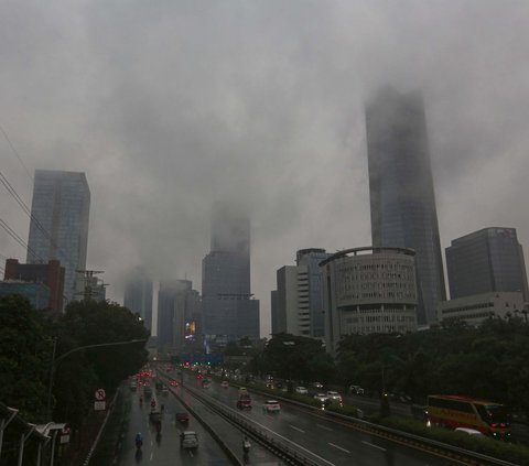 Pemandangan awan mendung menyelimuti kawasan Jalan Gatot Subroto, Jakarta Selatan, Sabtu (6/7/2024). Badan Meteorologi, Klimatologi, dan Geofisika (BMKG) menyampaikan, saat ini Indonesia akan menuju fenomena La Nina pada periode Juli, Agustus, dan September 2024. Liputan6.com/Angga Yuniar