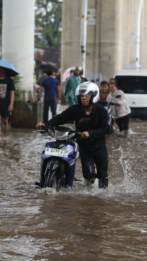 FOTO: Kondisi Jalan Ciledug Raya Terendam Banjir Usai Diguyur Hujan Deras Sejak Pagi