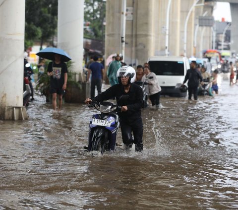 Seorang warga mendorong sepeda motornya yang mogok saat melewati banjir di Jalan Ciledug Raya, Jakarta Selatan, Sabtu (6/7/2024). Hujan deras yang mengguyur wilayah Jakarta sejak pagi hari tadi menyebabkan Jalan Ciledug Raya kembali terendam banjir.  Liputan6.com/Angga Yuniar