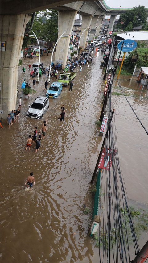 Jalan Ciledug Raya memang salah satu titik di Jakarta yang kerap dilanda banjir ketika terjdi hujan deras.  Liputan6.com/Angga Yuniar