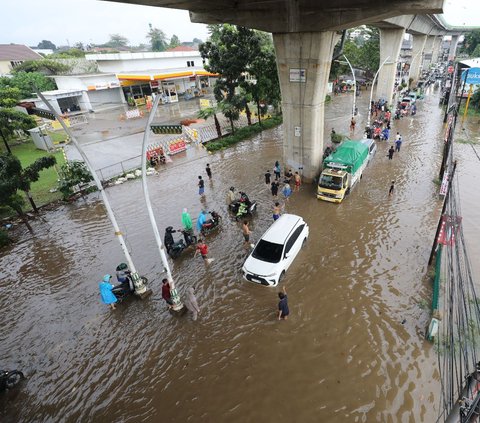 FOTO: Kondisi Jalan Ciledug Raya Terendam Banjir Usai Diguyur Hujan Deras Sejak Pagi