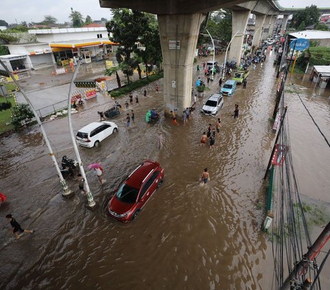 FOTO: Kondisi Jalan Ciledug Raya Terendam Banjir Usai Diguyur Hujan Deras Sejak Pagi