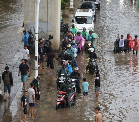 FOTO: Kondisi Jalan Ciledug Raya Terendam Banjir Usai Diguyur Hujan Deras Sejak Pagi