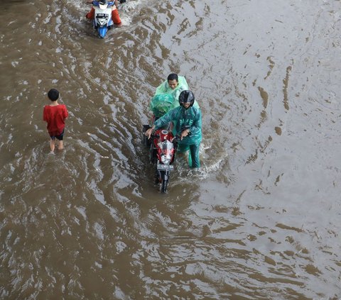 FOTO: Kondisi Jalan Ciledug Raya Terendam Banjir Usai Diguyur Hujan Deras Sejak Pagi