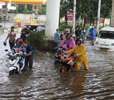 FOTO: Kondisi Jalan Ciledug Raya Terendam Banjir Usai Diguyur Hujan Deras Sejak Pagi