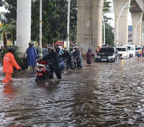 FOTO: Kondisi Jalan Ciledug Raya Terendam Banjir Usai Diguyur Hujan Deras Sejak Pagi