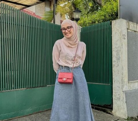 Inspirasi 2 Gaya Modis dengan Rok Jeans A-line ala Mega Iskanti