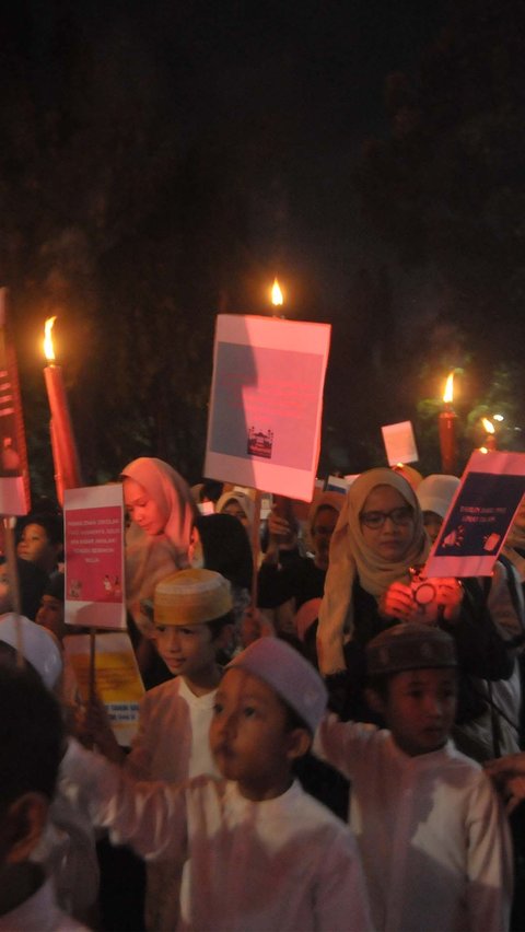 Dalam pawai ini, sejumlah warga mulai dari orang dewasa hingga anak-anak berkeliling di kawasan permukiman mereka. Merdeka.com/Imam Buhori