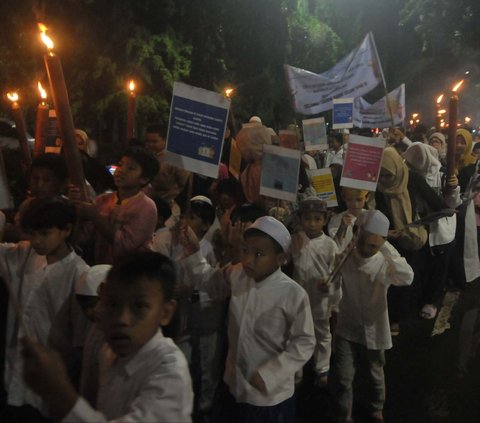 FOTO: Semarak Tradisi Pawai Obor Menyambut Tahun Baru Islam 1 Muharram 1446 H