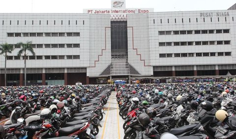 Dalam rangka mengantisipasi lonjakan jumlah pengunjung, Pihak Jakarta Fair Kemayoran atau Pekan Raya Jakarta 2024 (PRJ 2024) telah menyiapkan banyak tempat parkir. (Media Center JIEXPO)