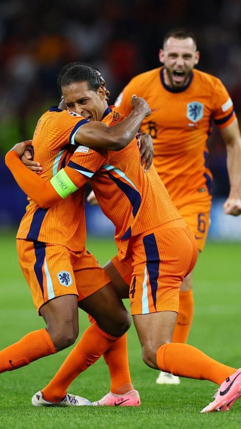 Timnas Belanda berhasil mengamankan satu tiket terakhir ke babak semifinal Euro 2024 usai mengalahkan Turki dengan skor tipis 2-1 pada laga perempatfinal yang digelar di Olympiastadion, Berlin, Jerman, Minggu (7/7/2024) dini hari WIB.