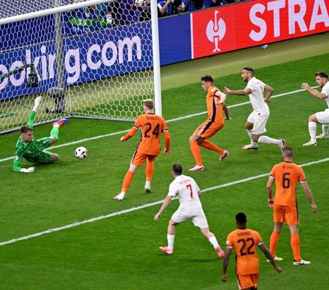 Timnas Belanda berhasil mengamankan satu tiket terakhir ke babak semifinal Euro 2024 usai mengalahkan Turki dengan skor tipis 2-1 pada laga perempatfinal yang digelar di Olympiastadion, Berlin, Jerman, Minggu (7/7/2024) dini hari WIB.