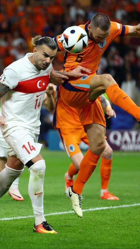Timnas Belanda berhasil mengamankan satu tiket terakhir ke babak semifinal Euro 2024 usai mengalahkan Turki dengan skor tipis 2-1 pada laga perempatfinal yang digelar di Olympiastadion, Berlin, Jerman, Minggu (7/7/2024) dini hari WIB.