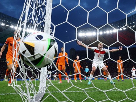 Timnas Belanda berhasil mengamankan satu tiket terakhir ke babak semifinal Euro 2024 usai mengalahkan Turki dengan skor tipis 2-1 pada laga perempatfinal yang digelar di Olympiastadion, Berlin, Jerman, Minggu (7/7/2024) dini hari WIB.