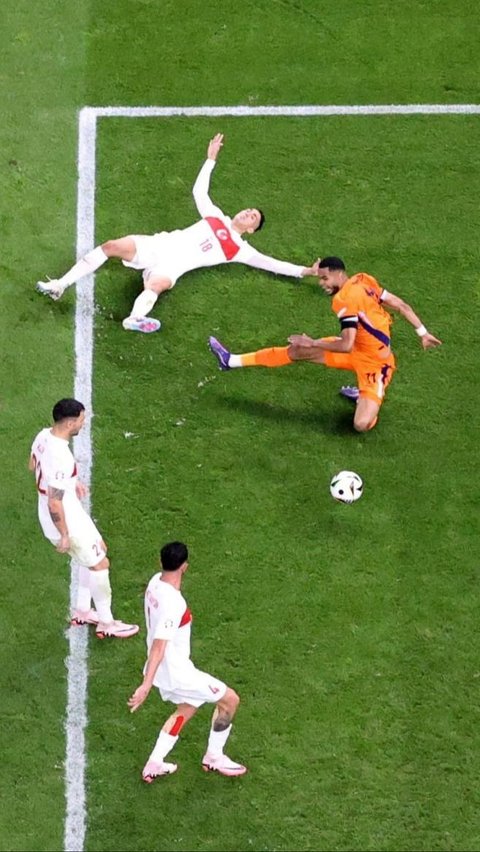 Timnas Belanda berhasil mengamankan satu tiket terakhir ke babak semifinal Euro 2024 usai mengalahkan Turki dengan skor tipis 2-1 pada laga perempatfinal yang digelar di Olympiastadion, Berlin, Jerman, Minggu (7/7/2024) dini hari WIB.