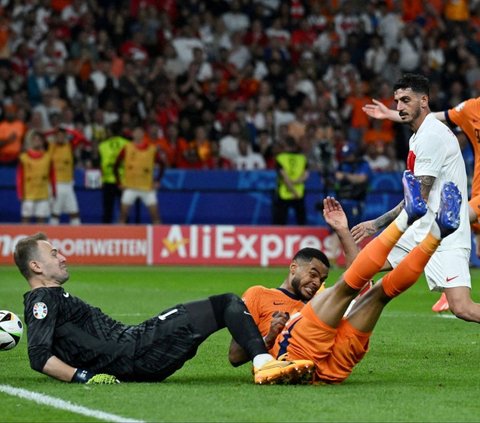 Timnas Belanda berhasil mengamankan satu tiket terakhir ke babak semifinal Euro 2024 usai mengalahkan Turki dengan skor tipis 2-1 pada laga perempatfinal yang digelar di Olympiastadion, Berlin, Jerman, Minggu (7/7/2024) dini hari WIB.