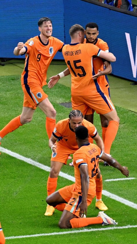 Timnas Belanda berhasil mengamankan satu tiket terakhir ke babak semifinal Euro 2024 usai mengalahkan Turki dengan skor tipis 2-1 pada laga perempatfinal yang digelar di Olympiastadion, Berlin, Jerman, Minggu (7/7/2024) dini hari WIB.