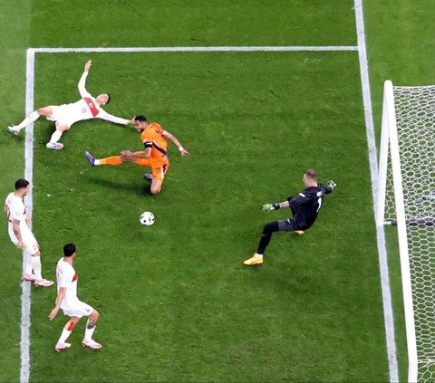 Timnas Belanda berhasil mengamankan satu tiket terakhir ke babak semifinal Euro 2024 usai mengalahkan Turki dengan skor tipis 2-1 pada laga perempatfinal yang digelar di Olympiastadion, Berlin, Jerman, Minggu (7/7/2024) dini hari WIB.
