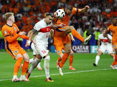 Timnas Belanda berhasil mengamankan satu tiket terakhir ke babak semifinal Euro 2024 usai mengalahkan Turki dengan skor tipis 2-1 pada laga perempatfinal yang digelar di Olympiastadion, Berlin, Jerman, Minggu (7/7/2024) dini hari WIB.