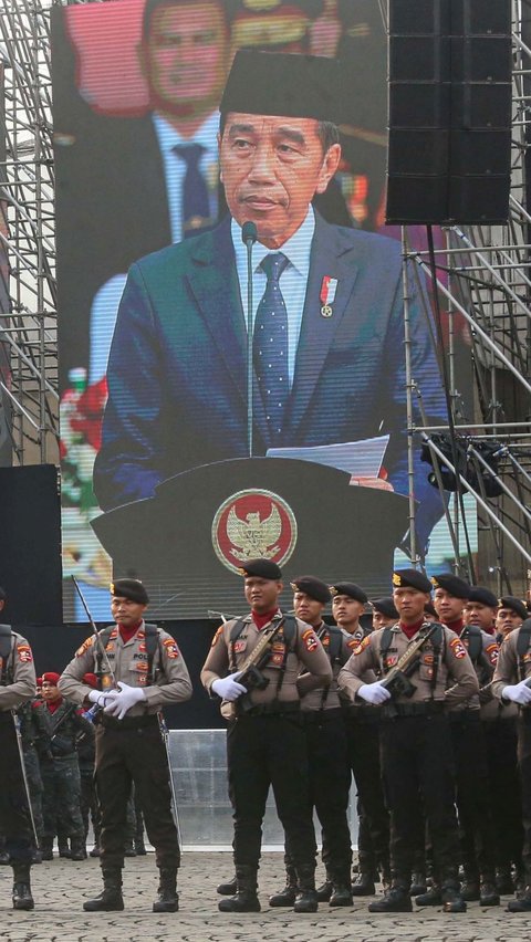 Presiden Joko Widodo memeriksa pasukan saat upacara peringatan HUT ke-78 Bhayangkara di Kawasan Monas, Jakarta, Senin (1/7/2024). HUT ke-78 Bhayangkara mengangkat tema Polri Presisi Mendukung Percepatan Transformasi Ekonomi yang Inklusif dan Berkelanjutan Menuju Indonesia Emas.