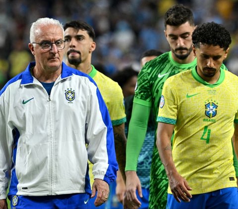 Wajah pelatih dan pemain Brasil yang tertunduk setelah menerima kekalahan dari Uruguay. Pertandingan yang berlangsung ketat dan penuh tensi ini berakhir dengan adu penalti setelah kedua tim bermain imbang tanpa gol selama waktu normal. Foto: AFP<br>