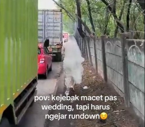 Meski harus berjalan kaki ke tempat pernikahan karena terjebak macet, acara pernikahan mereka tampaknya berjalan lancar dan penuh kebahagiaan.