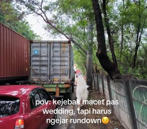 Meski harus berjalan kaki ke tempat pernikahan karena terjebak macet, acara pernikahan mereka tampaknya berjalan lancar dan penuh kebahagiaan.
