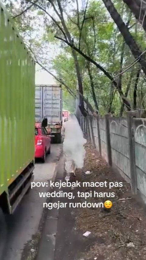 Perjuangan Pengantin Wanita Rela Jalan Kaki ke Tempat Pernikahan Usai Terjebak Macet, Endingnya Bahagia