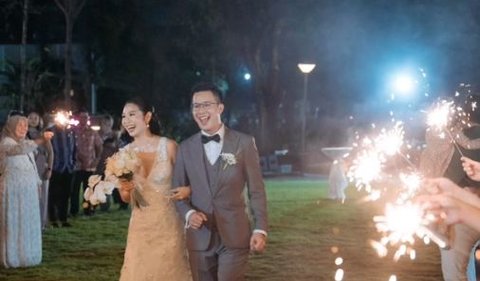 Meski harus berjalan kaki ke tempat pernikahan karena terjebak macet, acara pernikahan mereka tampaknya berjalan lancar dan penuh kebahagiaan.