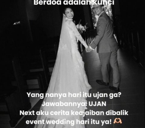 Meski harus berjalan kaki ke tempat pernikahan karena terjebak macet, acara pernikahan mereka tampaknya berjalan lancar dan penuh kebahagiaan.