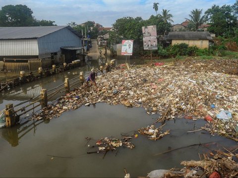 FOTO: Potret Tumpukan Sampah di Sungai Pesanggrahan Depok yang Semakin Memprihatinkan