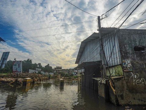 Warga memilah sampah yang dapat didaur ulang pada tumpukan sampah yang dibawa aliran Sungai Pesanggrahan di Jembatan Kampung Bulak barat-Pasir Putih, Depok, Jawa Barat, Minggu (07/07/2024).  Sampah rumah tangga yang dibawa aliran Kali Pesanggrahan sejak kemarin disebabkan kurangnya kesadaran warga untuk menjaga kebersihan sungai.