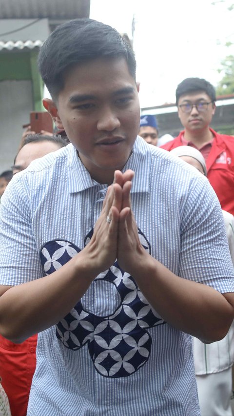 Ketua Umum Partai Solidaritas Indonesia (PSI) Kaesang Pangarep saat berbincang dengan warga di Pemukiman Padat Penduduk Agung Utara, Tanjung Priuk, Jakarta Utara, Jumat (5/7/2024).