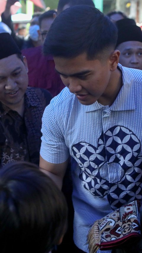 Ketua Umum Partai Solidaritas Indonesia (PSI) Kaesang Pangarep saat berbincang dengan warga di Pemukiman Padat Penduduk Agung Utara, Tanjung Priuk, Jakarta Utara, Jumat (5/7/2024).